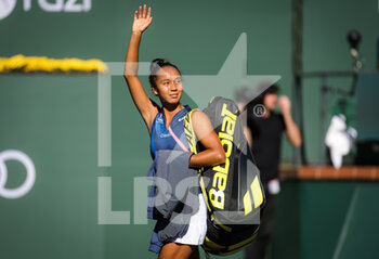2021-10-12 - Leylah Fernandez of Canada in action during the fourth round at the 2021 BNP Paribas Open WTA 1000 tennis tournament against Shelby Rogers of the United States on October 12, 2021 at Indian Wells Tennis Garden in Indian Wells, United States - 2021 BNP PARIBAS OPEN WTA 1000 TENNIS TOURNAMENT - INTERNATIONALS - TENNIS