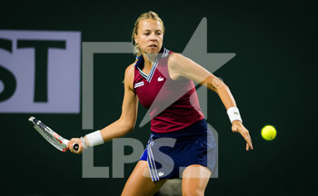 2021-10-12 - Anett Kontaveit of Estonia in action during the fourth round at the 2021 BNP Paribas Open WTA 1000 tennis tournament against Beatriz Haddad Maia of Brazil on October 12, 2021 at Indian Wells Tennis Garden in Indian Wells, United States - 2021 BNP PARIBAS OPEN WTA 1000 TENNIS TOURNAMENT - INTERNATIONALS - TENNIS