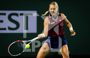 2021-10-12 - Anett Kontaveit of Estonia in action during the fourth round at the 2021 BNP Paribas Open WTA 1000 tennis tournament against Beatriz Haddad Maia of Brazil on October 12, 2021 at Indian Wells Tennis Garden in Indian Wells, United States - 2021 BNP PARIBAS OPEN WTA 1000 TENNIS TOURNAMENT - INTERNATIONALS - TENNIS