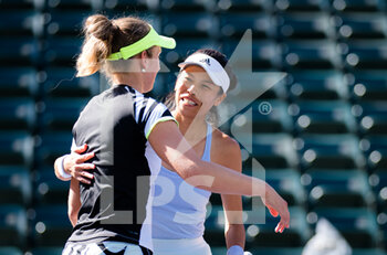 2021-10-14 - Elise Mertens of Belgium & Su-Wei Hsieh of Chinese Taipeh playing doubles at the 2021 BNP Paribas Open WTA 1000 tennis tournament on October 14, 2021 at Indian Wells Tennis Garden in Indian Wells, United States - 2021 BNP PARIBAS OPEN WTA 1000 TENNIS TOURNAMENT - INTERNATIONALS - TENNIS