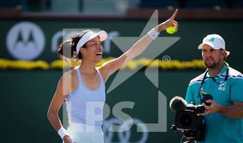 2021-10-14 - Elise Mertens of Belgium & Su-Wei Hsieh of Chinese Taipeh playing doubles at the 2021 BNP Paribas Open WTA 1000 tennis tournament on October 14, 2021 at Indian Wells Tennis Garden in Indian Wells, United States - 2021 BNP PARIBAS OPEN WTA 1000 TENNIS TOURNAMENT - INTERNATIONALS - TENNIS