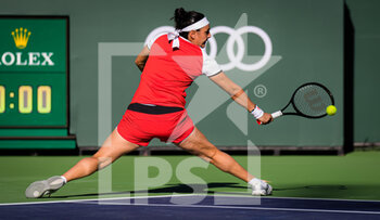 2021-10-14 - Ons Jabeur of Tunisia in action during the quarter-final at the 2021 BNP Paribas Open WTA 1000 tennis tournament against Anett Kontaveit of Estonia on October 14, 2021 at Indian Wells Tennis Garden in Indian Wells, United States - 2021 BNP PARIBAS OPEN WTA 1000 TENNIS TOURNAMENT - INTERNATIONALS - TENNIS
