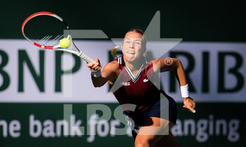 2021-10-14 - Anett Kontaveit of Estonia in action during the quarter-final at the 2021 BNP Paribas Open WTA 1000 tennis tournament against Ons Jabeur of Tunisia on October 14, 2021 at Indian Wells Tennis Garden in Indian Wells, United States - 2021 BNP PARIBAS OPEN WTA 1000 TENNIS TOURNAMENT - INTERNATIONALS - TENNIS