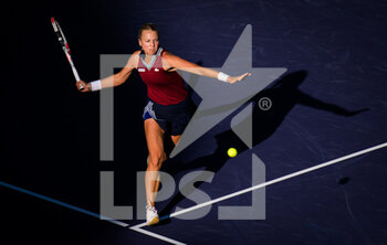 2021-10-14 - Anett Kontaveit of Estonia in action during the quarter-final at the 2021 BNP Paribas Open WTA 1000 tennis tournament against Ons Jabeur of Tunisia on October 14, 2021 at Indian Wells Tennis Garden in Indian Wells, United States - 2021 BNP PARIBAS OPEN WTA 1000 TENNIS TOURNAMENT - INTERNATIONALS - TENNIS