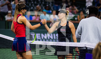 2021-10-14 - Paula Badosa of Spain & Angelique Kerber of Germany in action during the quarter-final at the 2021 BNP Paribas Open WTA 1000 tennis tournament on October 14, 2021 at Indian Wells Tennis Garden in Indian Wells, United States - 2021 BNP PARIBAS OPEN WTA 1000 TENNIS TOURNAMENT - INTERNATIONALS - TENNIS