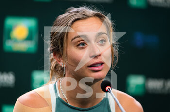 2021-10-14 - Paula Badosa of Spain talks to the media after the quarter-final at the 2021 BNP Paribas Open WTA 1000 tennis tournament on October 14, 2021 at Indian Wells Tennis Garden in Indian Wells, United States - 2021 BNP PARIBAS OPEN WTA 1000 TENNIS TOURNAMENT - INTERNATIONALS - TENNIS