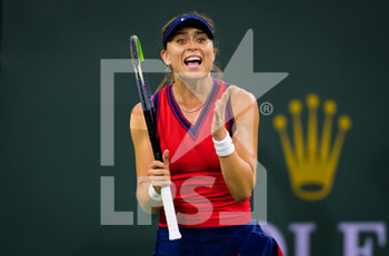 2021-10-15 - Paula Badosa of Spain in action during the semi-final of the 2021 BNP Paribas Open WTA 1000 tennis tournament against Ons Jabeur of Tunisia on October 15, 2021 at Indian Wells Tennis Garden in Indian Wells, United States - 2021 BNP PARIBAS OPEN WTA 1000 TENNIS TOURNAMENT - INTERNATIONALS - TENNIS