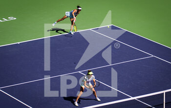 2021-10-16 - Su-Wei Hsieh of Chinese Taipeh & Elise Mertens of Belgium in action during the doubles final of the 2021 BNP Paribas Open WTA 1000 tennis tournament on October 16, 2021 at Indian Wells Tennis Garden in Indian Wells, United States - 2021 BNP PARIBAS OPEN WTA 1000 TENNIS TOURNAMENT - INTERNATIONALS - TENNIS