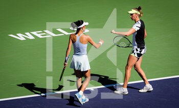 2021-10-16 - Su-Wei Hsieh of Chinese Taipeh & Elise Mertens of Belgium in action during the doubles final of the 2021 BNP Paribas Open WTA 1000 tennis tournament on October 16, 2021 at Indian Wells Tennis Garden in Indian Wells, United States - 2021 BNP PARIBAS OPEN WTA 1000 TENNIS TOURNAMENT - INTERNATIONALS - TENNIS