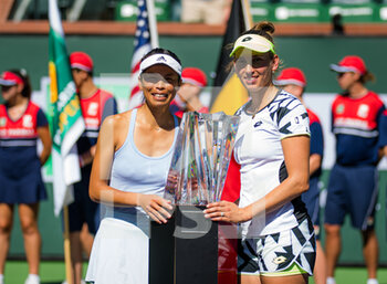 2021-10-16 - Su-Wei Hsieh of Chinese Taipeh & Elise Mertens of Belgium with the champions trophy after the doubles final of the 2021 BNP Paribas Open WTA 1000 tennis tournament on October 16, 2021 at Indian Wells Tennis Garden in Indian Wells, United States - 2021 BNP PARIBAS OPEN WTA 1000 TENNIS TOURNAMENT - INTERNATIONALS - TENNIS