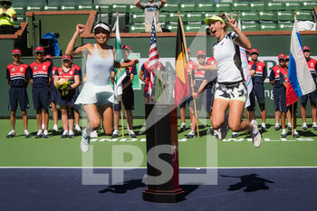 2021-10-16 - Su-Wei Hsieh of Chinese Taipeh & Elise Mertens of Belgium with the champions trophy after the doubles final of the 2021 BNP Paribas Open WTA 1000 tennis tournament on October 16, 2021 at Indian Wells Tennis Garden in Indian Wells, United States - 2021 BNP PARIBAS OPEN WTA 1000 TENNIS TOURNAMENT - INTERNATIONALS - TENNIS
