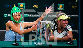 2021-10-16 - Su-Wei Hsieh of Chinese Taipeh, Elise Mertens of Belgium talk to the media after winning the doubles final of the 2021 BNP Paribas Open WTA 1000 tennis tournament on October 16, 2021 at Indian Wells Tennis Garden in Indian Wells, United States - 2021 BNP PARIBAS OPEN WTA 1000 TENNIS TOURNAMENT - INTERNATIONALS - TENNIS