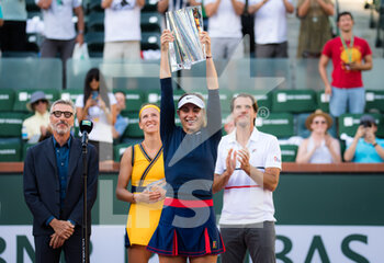 2021-10-16 - Paula Badosa of Spain during the trophy ceremony after the final of the 2021 BNP Paribas Open WTA 1000 tennis tournament against Victoria Azarenka of Belarus on October 17, 2021 at Indian Wells Tennis Garden in Indian Wells, United States - 2021 BNP PARIBAS OPEN WTA 1000 TENNIS TOURNAMENT - INTERNATIONALS - TENNIS