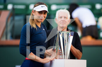 2021-10-16 - Paula Badosa of Spain with the champions trophy after winning the final of the 2021 BNP Paribas Open WTA 1000 tennis tournament against Victoria Azarenka of Belarus on October 17, 2021 at Indian Wells Tennis Garden in Indian Wells, United States - 2021 BNP PARIBAS OPEN WTA 1000 TENNIS TOURNAMENT - INTERNATIONALS - TENNIS