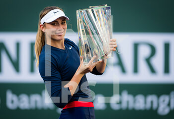 2021-10-16 - Paula Badosa of Spain with the champions trophy after winning the final of the 2021 BNP Paribas Open WTA 1000 tennis tournament against Victoria Azarenka of Belarus on October 17, 2021 at Indian Wells Tennis Garden in Indian Wells, United States - 2021 BNP PARIBAS OPEN WTA 1000 TENNIS TOURNAMENT - INTERNATIONALS - TENNIS