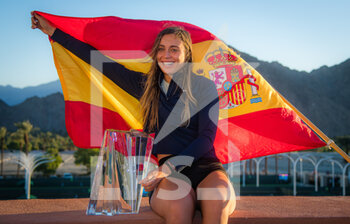 2021-10-16 - Paula Badosa of Spain poses with the champions trophy after winning the final of the 2021 BNP Paribas Open WTA 1000 tennis tournament against Victoria Azarenka of Belarus on October 17, 2021 at Indian Wells Tennis Garden in Indian Wells, United States - 2021 BNP PARIBAS OPEN WTA 1000 TENNIS TOURNAMENT - INTERNATIONALS - TENNIS