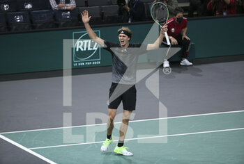 2021-11-04 - Alexander Sascha Zverev of Germany celebrates his victory during the Rolex Paris Masters 2021, ATP Masters 1000 tennis tournament on November 4, 2021 at Accor Arena in Paris, France - ROLEX PARIS MASTERS 2021, ATP MASTERS 1000 TENNIS TOURNAMENT - INTERNATIONALS - TENNIS
