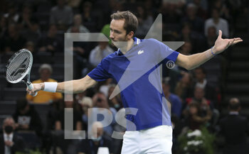 2021-11-05 - Daniil Medvedev of Russia during the Rolex Paris Masters 2021, ATP Masters 1000 tennis tournament on November 4, 2021 at Accor Arena in Paris, France - ROLEX PARIS MASTERS 2021, ATP MASTERS 1000 TENNIS TOURNAMENT - INTERNATIONALS - TENNIS