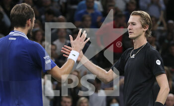 2021-11-05 - Daniil Medvedev of Russia (left) salutes Sebastian Korda of USA at the net after his victory during the Rolex Paris Masters 2021, ATP Masters 1000 tennis tournament on November 4, 2021 at Accor Arena in Paris, France - ROLEX PARIS MASTERS 2021, ATP MASTERS 1000 TENNIS TOURNAMENT - INTERNATIONALS - TENNIS