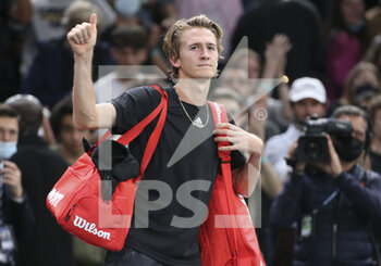 2021-11-05 - Sebastian Korda of USA salutes the fans after his defeat during the Rolex Paris Masters 2021, ATP Masters 1000 tennis tournament on November 4, 2021 at Accor Arena in Paris, France - ROLEX PARIS MASTERS 2021, ATP MASTERS 1000 TENNIS TOURNAMENT - INTERNATIONALS - TENNIS