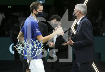 2021-11-07 - Finalist Daniil Medvedev of Russia, French Tennis Federation FFT President Gilles Moretton during the trophy ceremony of the Rolex Paris Masters 2021 Final, an ATP Masters 1000 tennis tournament on November 7, 2021 at Accor Arena in Paris, France - ROLEX PARIS MASTERS 2021 FINAL, AN ATP MASTERS 1000 TENNIS TOURNAMENT - INTERNATIONALS - TENNIS