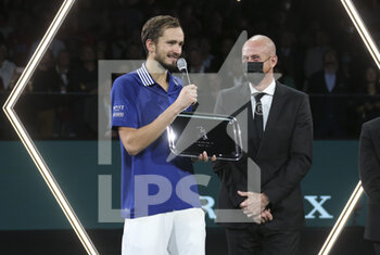 2021-11-07 - Finalist Daniil Medvedev of Russia, Tournament Director Guy Forget during the trophy ceremony of the Rolex Paris Masters 2021 Final, an ATP Masters 1000 tennis tournament on November 7, 2021 at Accor Arena in Paris, France - ROLEX PARIS MASTERS 2021 FINAL, AN ATP MASTERS 1000 TENNIS TOURNAMENT - INTERNATIONALS - TENNIS