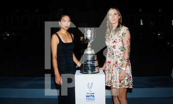 2021-11-08 - Su-Wei Hsieh of Chinese Taipeh & Elise Mertens of Belgium during the photo shoot ahead of ceremony of the 2021 Akron WTA Finals Guadalajara WTA tennis tournament on November 8, 2021 in Guadalajara, Mexico - 2021 AKRON WTA FINALS GUADALAJARA WTA TENNIS TOURNAMENT - INTERNATIONALS - TENNIS