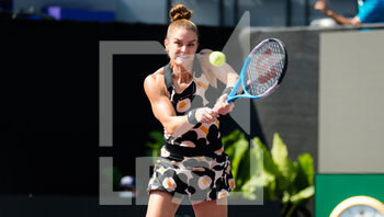 2021-11-11 - Maria Sakkari of Greece in action against Iga Swiatek of Poland during the first round-robin match at the 2021 Akron WTA Finals Guadalajara, Masters WTA tennis tournament on November 11, 2021 in Guadalajara, Mexico - 2021 AKRON WTA FINALS GUADALAJARA, MASTERS WTA TENNIS TOURNAMENT - INTERNATIONALS - TENNIS