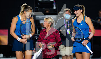 2021-11-11 - Aryna Sabalenka of Belarus & Paula Badosa of Spain pose with Rosie Casals before the first round robin match at the 2021 Akron WTA Finals Guadalajara, Masters WTA tennis tournament on November 11, 2021 in Guadalajara, Mexico - 2021 AKRON WTA FINALS GUADALAJARA, MASTERS WTA TENNIS TOURNAMENT - INTERNATIONALS - TENNIS