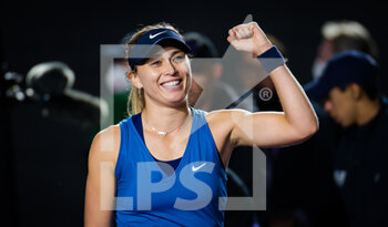 2021-11-11 - Paula Badosa of Spain celebrates the victory against Aryna Sabalenka of Belarus during the first round robin match at the 2021 Akron WTA Finals Guadalajara, Masters WTA tennis tournament on November 11, 2021 in Guadalajara, Mexico - 2021 AKRON WTA FINALS GUADALAJARA, MASTERS WTA TENNIS TOURNAMENT - INTERNATIONALS - TENNIS