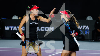 2021-11-11 - Giuliana Olmos of Mexico & Sharon Fichman of Canada in action during the first round robin doubles match at the 2021 Akron WTA Finals Guadalajara, Masters WTA tennis tournament on November 11, 2021 in Guadalajara, Mexico - 2021 AKRON WTA FINALS GUADALAJARA, MASTERS WTA TENNIS TOURNAMENT - INTERNATIONALS - TENNIS
