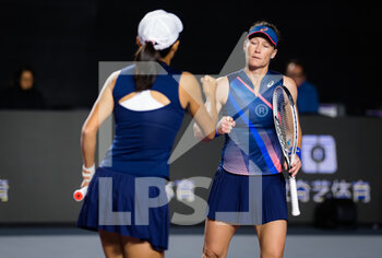 2021-11-12 - Shuai Zhang of China & Samantha Stosur of Australia in action during the second round robin doubles match at the 2021 Akron WTA Finals Guadalajara, Masters WTA tennis tournament on November 12, 2021 in Guadalajara, Mexico - 2021 AKRON WTA FINALS GUADALAJARA, MASTERS WTA TENNIS TOURNAMENT - INTERNATIONALS - TENNIS