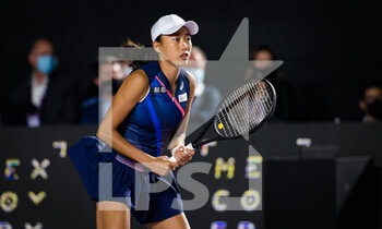 2021-11-12 - Shuai Zhang of China & Samantha Stosur of Australia in action during the second round robin doubles match at the 2021 Akron WTA Finals Guadalajara, Masters WTA tennis tournament on November 12, 2021 in Guadalajara, Mexico - 2021 AKRON WTA FINALS GUADALAJARA, MASTERS WTA TENNIS TOURNAMENT - INTERNATIONALS - TENNIS