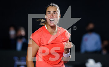 2021-11-13 - Aryna Sabalenka of Belarus in action against Iga Swiatek of Poland during the second round robin match at the 2021 Akron WTA Finals Guadalajara, Masters WTA tennis tournament on November 13, 2021 in Guadalajara, Mexico - 2021 AKRON WTA FINALS GUADALAJARA, MASTERS WTA TENNIS TOURNAMENT - INTERNATIONALS - TENNIS