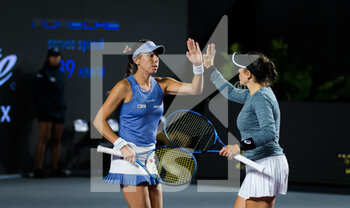 2021-11-13 - Giuliana Olmos of Mexico & Sharon Fichman of Canada during the second doubles round robin match at the 2021 Akron WTA Finals Guadalajara, Masters WTA tennis tournament on November 13, 2021 in Guadalajara, Mexico - 2021 AKRON WTA FINALS GUADALAJARA, MASTERS WTA TENNIS TOURNAMENT - INTERNATIONALS - TENNIS