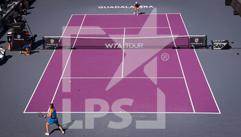 2021-11-15 - General View, Paula Badosa of Spain in action against Iga Swiatek of Poland during the third round robin match at the 2021 Akron WTA Finals Guadalajara, Masters WTA tennis tournament on November 15, 2021 in Guadalajara, Mexico - 2021 AKRON WTA FINALS GUADALAJARA, MASTERS WTA TENNIS TOURNAMENT - INTERNATIONALS - TENNIS