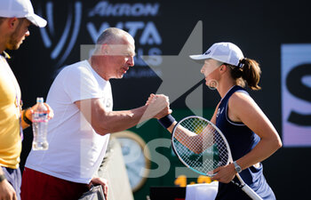 2021-11-15 - Iga Swiatek of Poland celebrates with her father after the third round robin match at the 2021 Akron WTA Finals Guadalajara, Masters WTA tennis tournament on November 15, 2021 in Guadalajara, Mexico - 2021 AKRON WTA FINALS GUADALAJARA, MASTERS WTA TENNIS TOURNAMENT - INTERNATIONALS - TENNIS