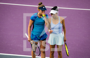 2021-11-17 - Su-Wei Hsieh of Chinese Taipeh & Elise Mertens of Belgium in action during the doubles final of the 2021 Akron WTA Finals Guadalajara, Masters WTA tennis tournament on November 17, 2021 in Guadalajara, Mexico - 2021 AKRON WTA FINALS GUADALAJARA, MASTERS WTA TENNIS TOURNAMENT - INTERNATIONALS - TENNIS