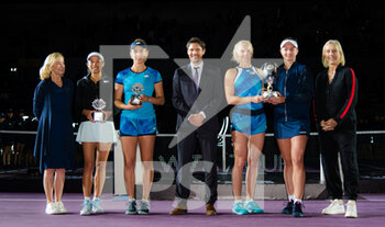 2021-11-17 - Su-Wei Hsieh of Chinese Taipeh & Elise Mertens and Barbora Krejcikova of the Czech Republic & Katerina Siniakova of the Czech Republic pose with their trophies after the doubles final of the 2021 Akron WTA Finals Guadalajara, Masters WTA tennis tournament on November 17, 2021 in Guadalajara, Mexico - 2021 AKRON WTA FINALS GUADALAJARA, MASTERS WTA TENNIS TOURNAMENT - INTERNATIONALS - TENNIS