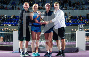 2021-11-17 - Barbora Krejcikova of the Czech Republic & Katerina Siniakova of the Czech Republic pose with their team and the champions trophy after the doubles final of the 2021 Akron WTA Finals Guadalajara, Masters WTA tennis tournament on November 17, 2021 in Guadalajara, Mexico - 2021 AKRON WTA FINALS GUADALAJARA, MASTERS WTA TENNIS TOURNAMENT - INTERNATIONALS - TENNIS