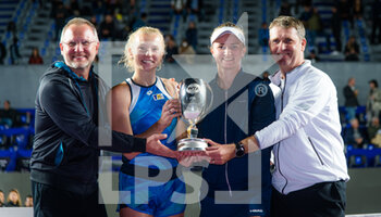 2021-11-17 - Barbora Krejcikova of the Czech Republic & Katerina Siniakova of the Czech Republic pose with their team and the champions trophy after the doubles final of the 2021 Akron WTA Finals Guadalajara, Masters WTA tennis tournament on November 17, 2021 in Guadalajara, Mexico - 2021 AKRON WTA FINALS GUADALAJARA, MASTERS WTA TENNIS TOURNAMENT - INTERNATIONALS - TENNIS