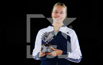 2021-11-17 - Anett Kontaveit of Estonia with the runner up trophy after the final against Garbine Muguruza of Spain of the 2021 Akron WTA Finals Guadalajara, Masters WTA tennis tournament on November 17, 2021 in Guadalajara, Mexico - 2021 AKRON WTA FINALS GUADALAJARA, MASTERS WTA TENNIS TOURNAMENT - INTERNATIONALS - TENNIS