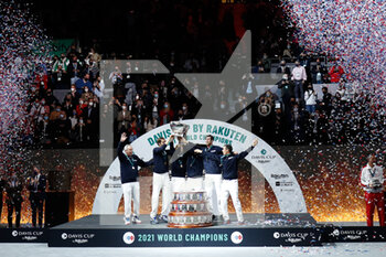 2021-12-05 - Russia Team celebrate the victory with the trophy during the final of the Davis Cup 2021, tennis match between Russia and Croatia on December 5, 2021 at Madrid Arena in Madrid, Spain - FINAL OF THE DAVIS CUP 2021 - RUSSIA VS CROATIA - INTERNATIONALS - TENNIS