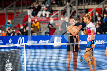 2021-12-18 - Alize Lim of France and Arantxa Rus of Netherlands at the net during the Open de Rouen 2021, semi-finals Tennis match on December 18, 2021 at Kindarena in Rouen, France - OPEN DE ROUEN 2021, SEMI-FINALS - INTERNATIONALS - TENNIS