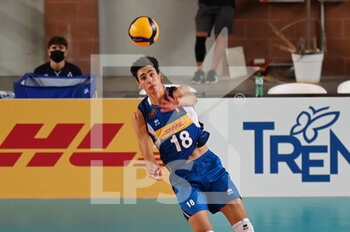 2021-08-25 - Alessandro Michieletto (Italy) to serve - FRIENDLY GAME 2021 - ITALY VS BELGIUM - FRIENDLY MATCH - VOLLEYBALL