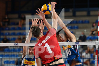 2021-08-25 - Daniele Anzani and Alessandro Michieletto defending on  Bram Van den Dries - FRIENDLY GAME 2021 - ITALY VS BELGIUM - FRIENDLY MATCH - VOLLEYBALL