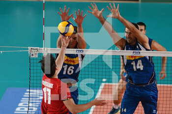 2021-08-25 - Tomas Rousseaux blocked by Yuri Romanò - FRIENDLY GAME 2021 - ITALY VS BELGIUM - FRIENDLY MATCH - VOLLEYBALL