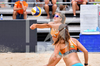 2021-07-31 - FIVB Beach Volleyball World Tour 1 Star Ljubljana; alzata in bagher di Aurora Davis (USA) - BEACH VOLLEY WORLD TOUR 2021 - BEACH VOLLEY - VOLLEYBALL