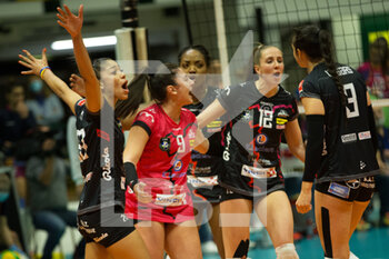 2021-12-08 - LEANDRA OLINGA ANDELA (ASPTT Mulhouse) and teammates celebrates after scoring a point  - VERO VOLLEY MONZA VS ASPTT MULHOUSE - CHAMPIONS LEAGUE WOMEN - VOLLEYBALL