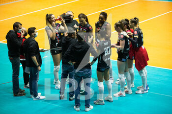2021-12-08 - François Salvagni (ASPTT Mulhouse) and Monza players during time out - VERO VOLLEY MONZA VS ASPTT MULHOUSE - CHAMPIONS LEAGUE WOMEN - VOLLEYBALL